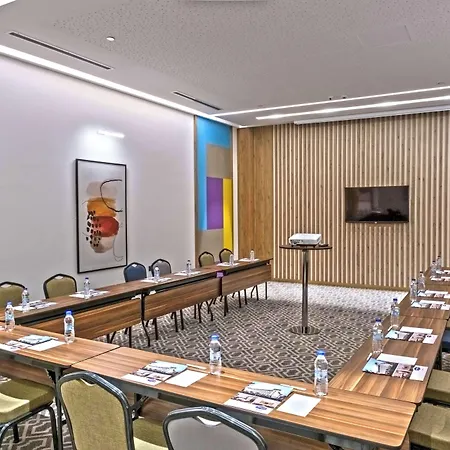 Hotel Hampton By Hilton 3*