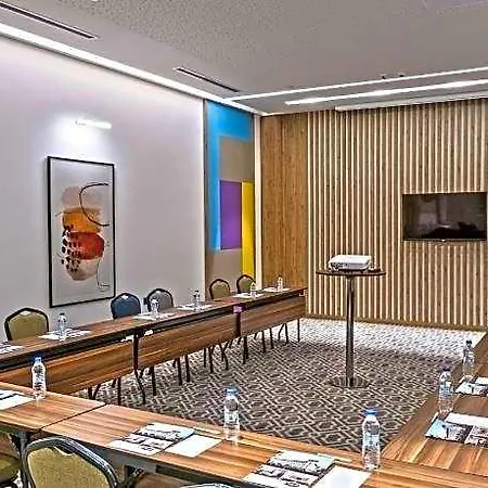호텔 Hampton By Hilton 3*