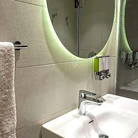 호텔 Hampton By Hilton 3*